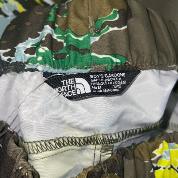 NWT The North Face green camouflage shorts - Picture 4 of 5